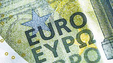 ​اليورو يتساوى مع الدولار.. ماذا يعني هبوط العملة الأوروبية؟